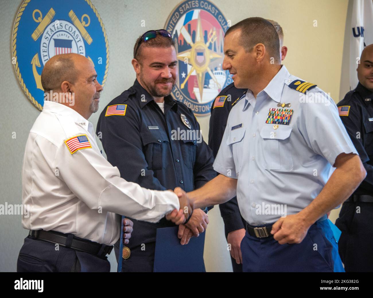 Frank DeMarco, superviseur des opérations du district 2 des services d'urgence du comté de Galveston, serre la main avec le Cmdr de la Garde côtière. Mike Cortese, chef de la réponse au secteur Houston-Galveston, lors d'une cérémonie au secteur à Houston, Texas, le 26 octobre 2022. Lorsqu'un navire de remorquage et deux navires de loisirs ont percuté près de l'île Goat, à 30 juillet 2022, le SGE du comté de Galveston et le service des pompiers volontaires de Port Bolivar ont travaillé aux côtés d'une équipe de Galveston de la station de garde côtière pour sauver six personnes de l'eau. Banque D'Images