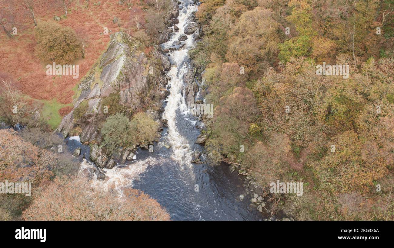 Vue aérienne de la cascade de la rivière Towy se terminant dans la piscine de jonction avec Afon Doethie à la réserve naturelle de Gwenffrwd Dinas RSPB, pays de Galles, Royaume-Uni Banque D'Images