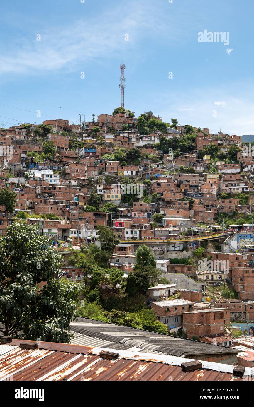 Medellin, Antioquia, Colombie - 13 septembre 2022: Comuna 13 attraction touristique artistique urbaine quartier culturel Historique en un jour nuageux Banque D'Images