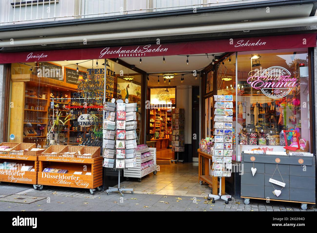 Extérieur d'un magasin typique de souvenirs et de spécialités locales dans le quartier populaire de la vieille ville près du Rhin à Düsseldorf/Allemagne. Banque D'Images