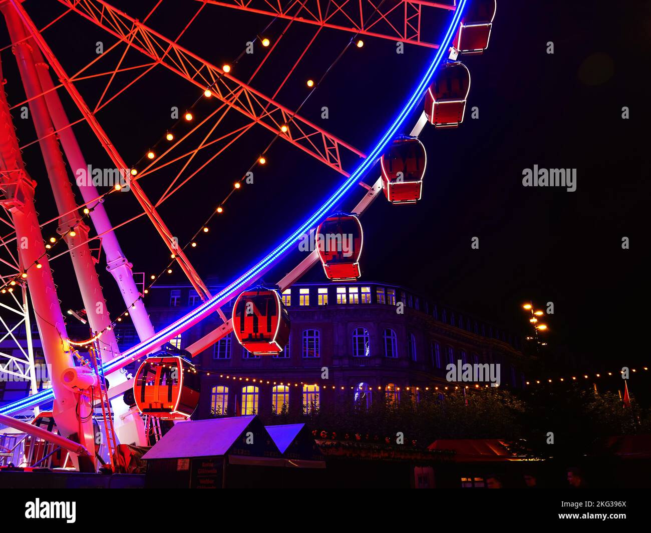 Grande roue illuminée au marché de Noël 2022 à Burgplatz dans la vieille ville de Düsseldorf/Allemagne. Banque D'Images