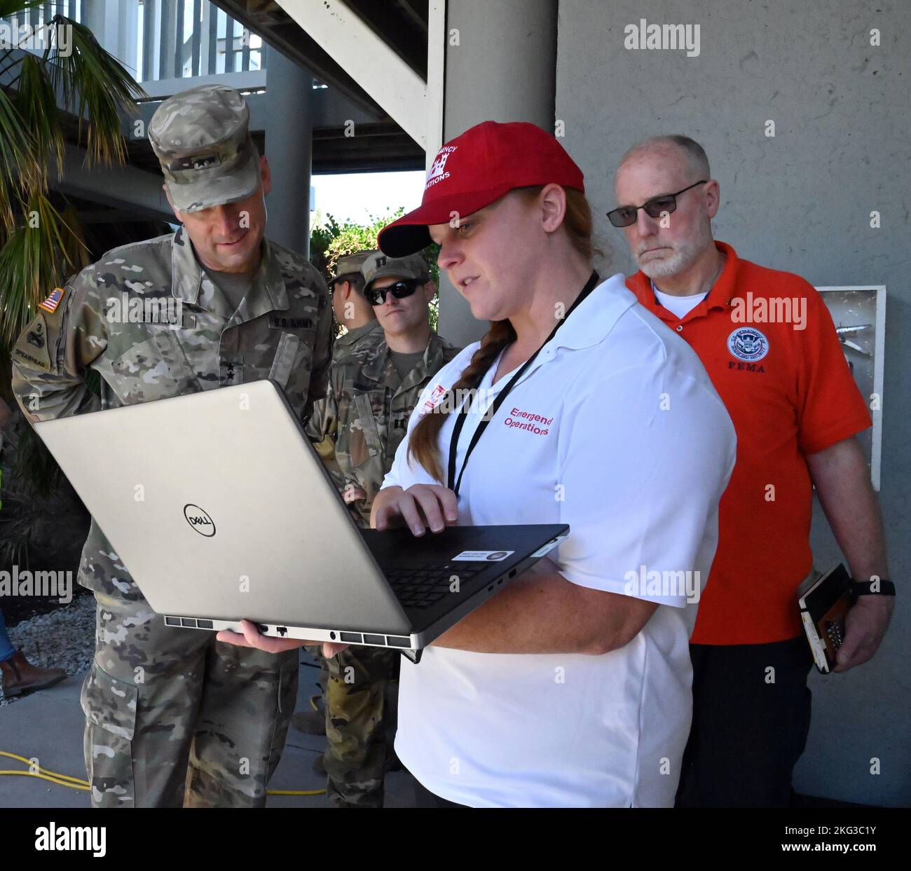 Molly Holt, ingénieur civil de l'équipe d'infrastructure de l'USACE pour le rétablissement de l'ouragan Ian et un employé du District de Charleston, centre; informe les dirigeants principaux de l'USACE et de la FEMA au sujet de la mission d'évaluation de l'infrastructure du Applied Technology Council – 45, ou ATC-45, à Sanibel Island, Floride, octobre 27. Les responsables de l'USACE, ainsi que les responsables locaux du comté, soutiennent l'État de Floride et la FEMA en évaluant les bâtiments pour s'assurer qu'ils sont en sécurité. L'ATC-45 est une évaluation de sécurité conforme aux normes de l'industrie après les tempêtes et les inondations. Après les évaluations, USACE transmet les informations à l'agence locale du comté Banque D'Images