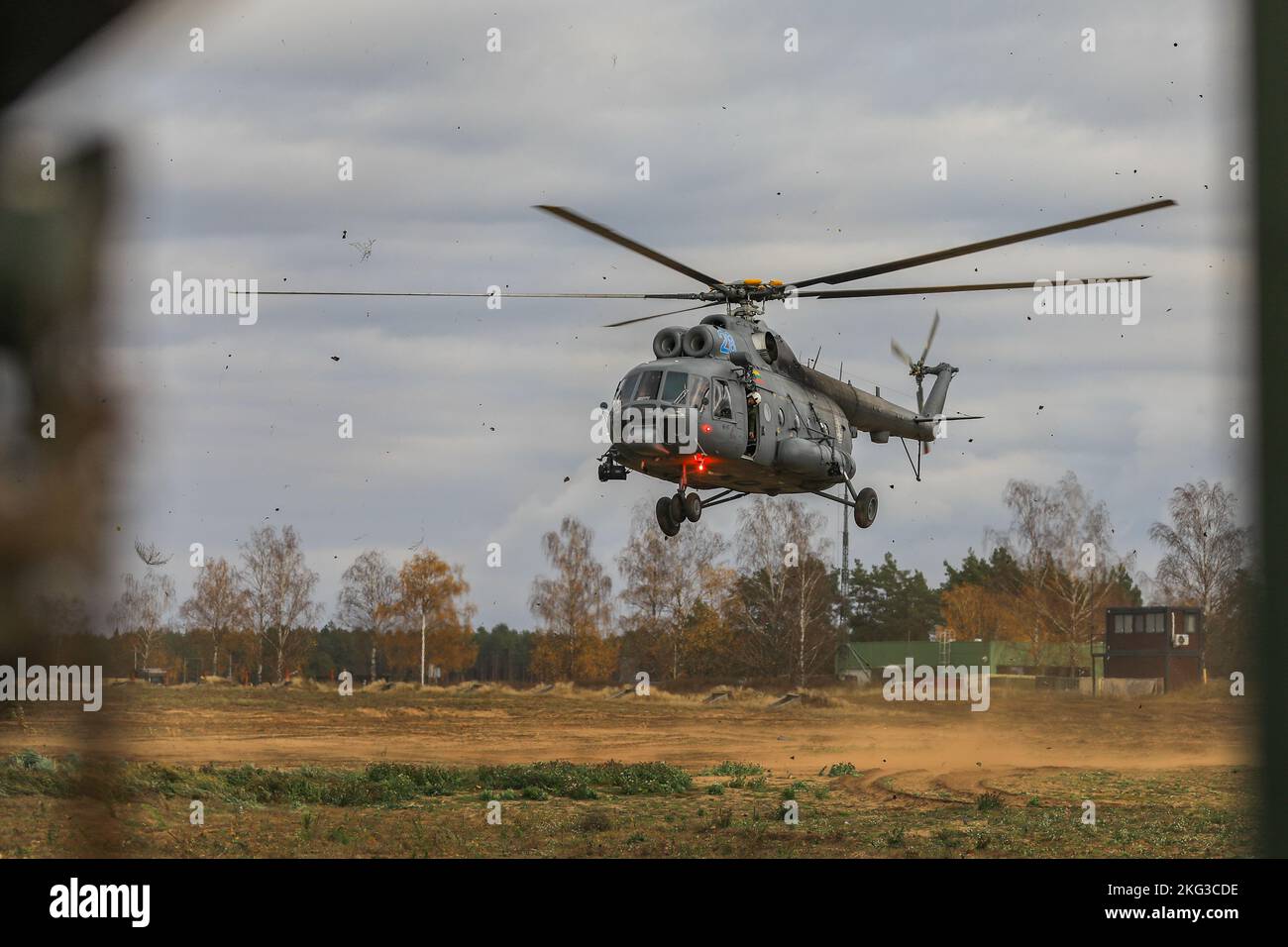 Un avion de présence avancée renforcée des forces armées lituaniennes se prépare à atterrir sur le terrain d'entraînement lors de l'exercice Iron Wolf 22 dans la zone d'entraînement de Pabradė, Lituanie, le 27 octobre 2022. La Lituanie est fière de travailler aux côtés de la 1st Division d'infanterie, des alliés de l'OTAN et des partenaires de sécurité régionaux pour fournir des forces crédibles au corps V, le corps déployé en Europe. Banque D'Images