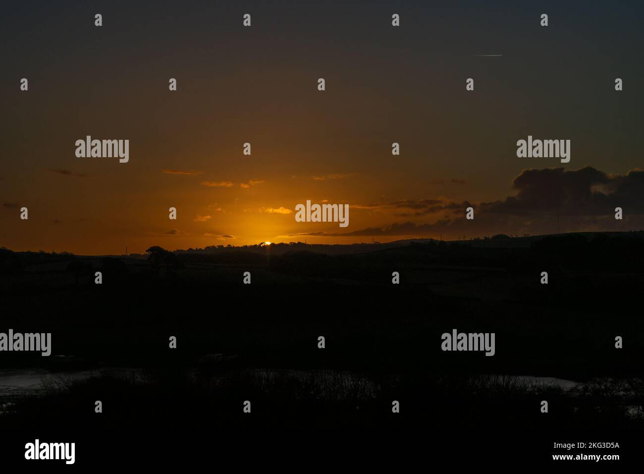 Ciel spectaculaire au lever du soleil avec nuages dans le nord du Devon, en Angleterre. Banque D'Images