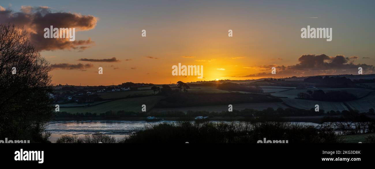 Ciel spectaculaire au lever du soleil avec nuages dans le nord du Devon, en Angleterre. Banque D'Images