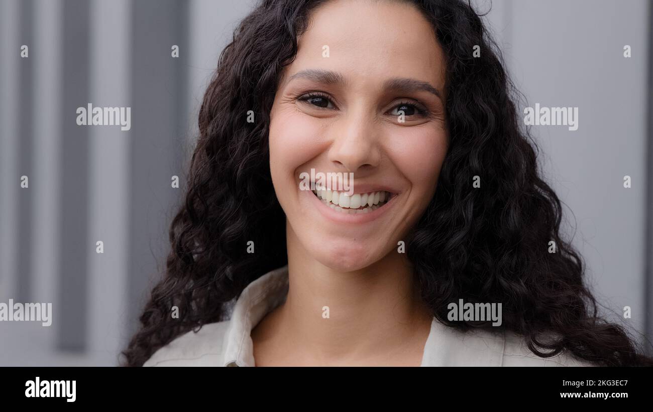 Gros plan vue de face portrait femme souriante gaie heureux touriste femme d'affaires modèle 30s fille adulte femme hispanique latin femme caucasienne posant dans Banque D'Images