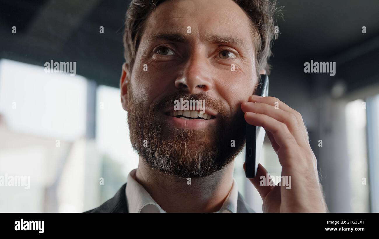 Gros plan caucasien sourire barbu homme répondre appel appel parler amical consultation virtuelle patron Manager vendeur agent 40s homme d'affaires parler téléphone Banque D'Images