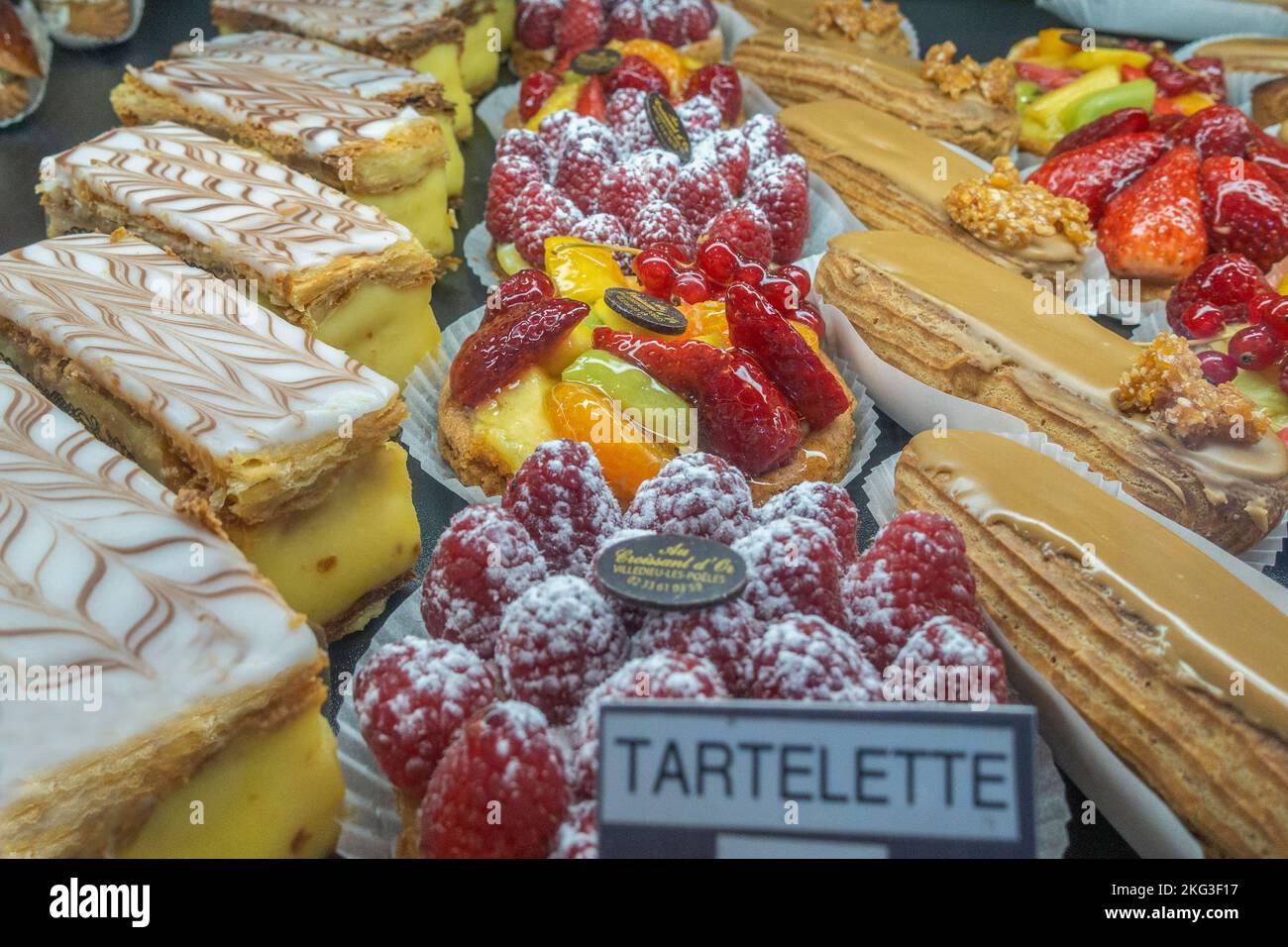 Des pâtisseries françaises extrêmement délicieuses dans une vitrine en France, y compris des eclars, des tartelettes aux fruits et des crème patissière garnies de mille feuilles Banque D'Images