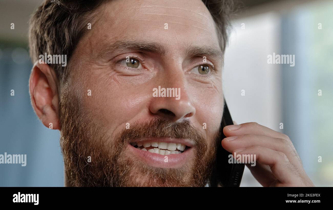 Gros plan portrait souriant 40s adulte heureux professionnel homme d'affaires gai avec le sourire crasseux appel d'affaires parler téléphone dans le bureau d'accord dire Banque D'Images