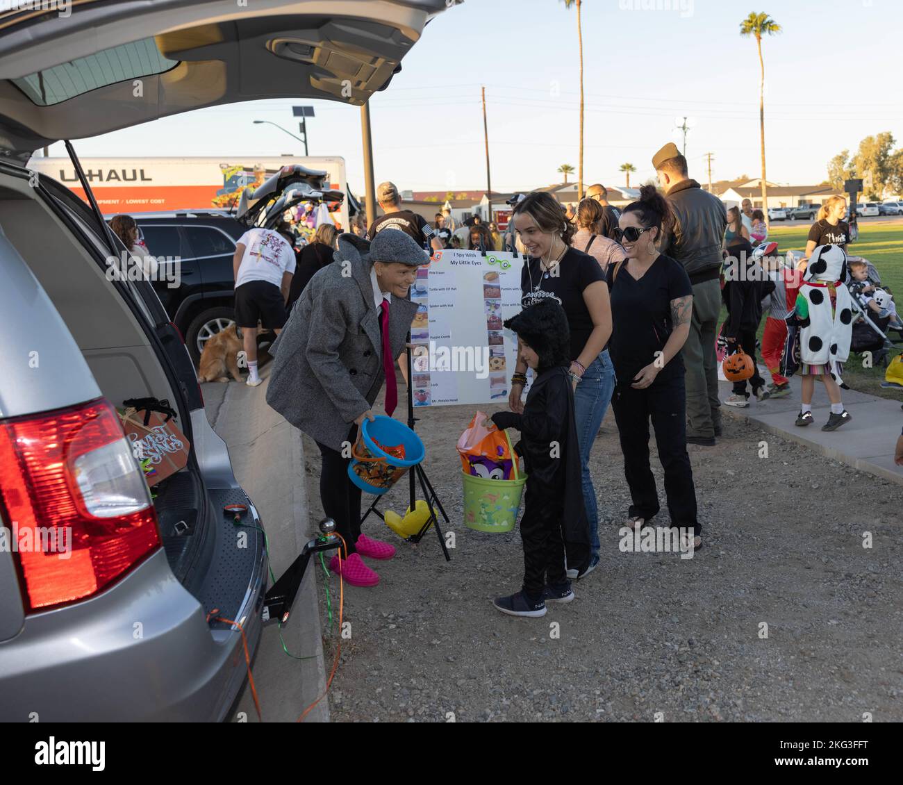 Un participant au Trunk annuel 8th ou traite des bonbons aux enfants à la Marine corps Air Station Yuma, Arizona, le 27 octobre 2022. Cet événement a été organisé par Marine corps Community Services pour les familles sur la base et comprenait des décorations d'Halloween et des concours de costumes. Banque D'Images