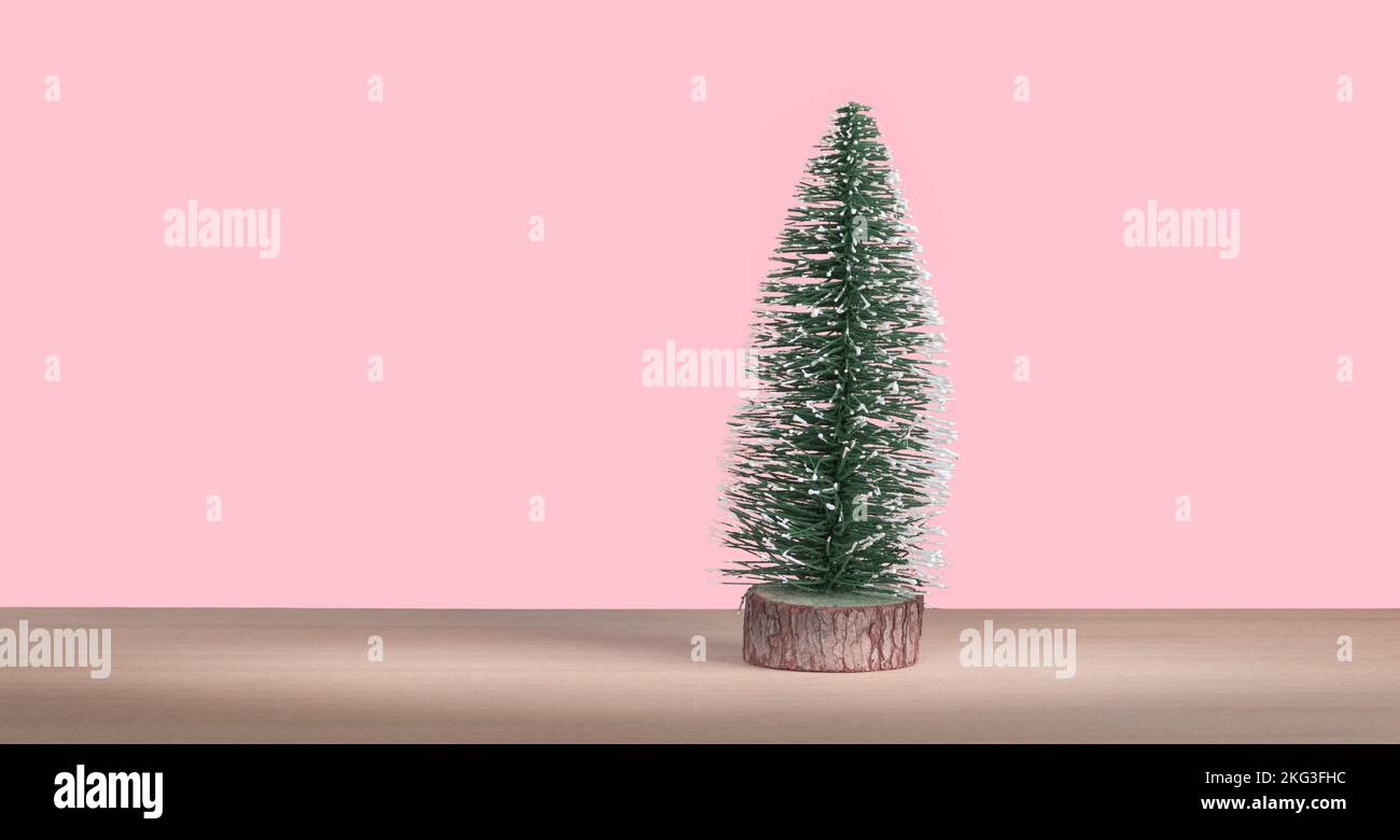 Petit sapin de Noël tendance. Banque D'Images