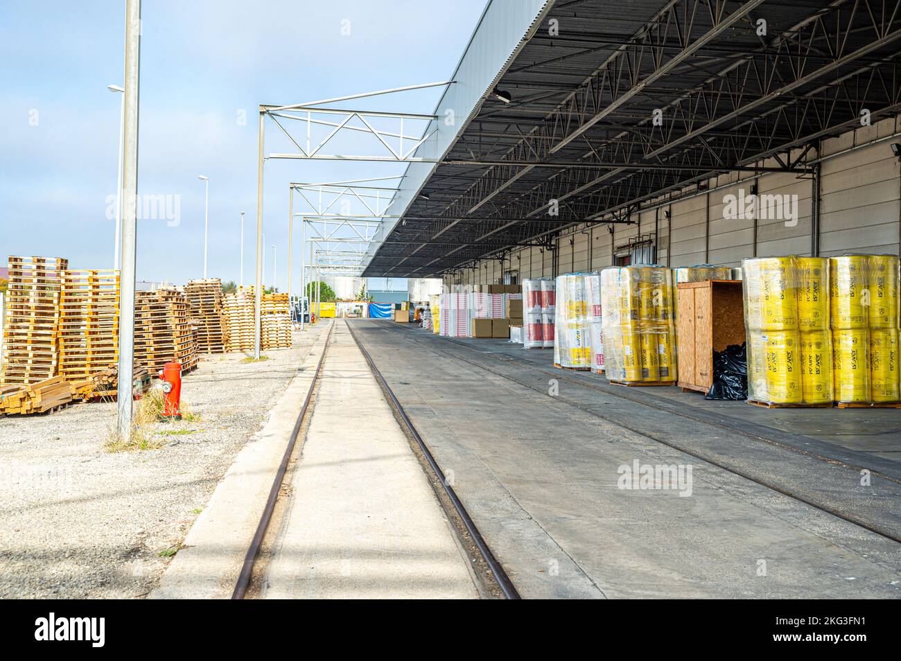 Gros plan de conteneurs à l'extérieur de l'entrepôt prêts pour le déchargement ou le chargement de façon systématique dans la FOS sur Mer, france Banque D'Images