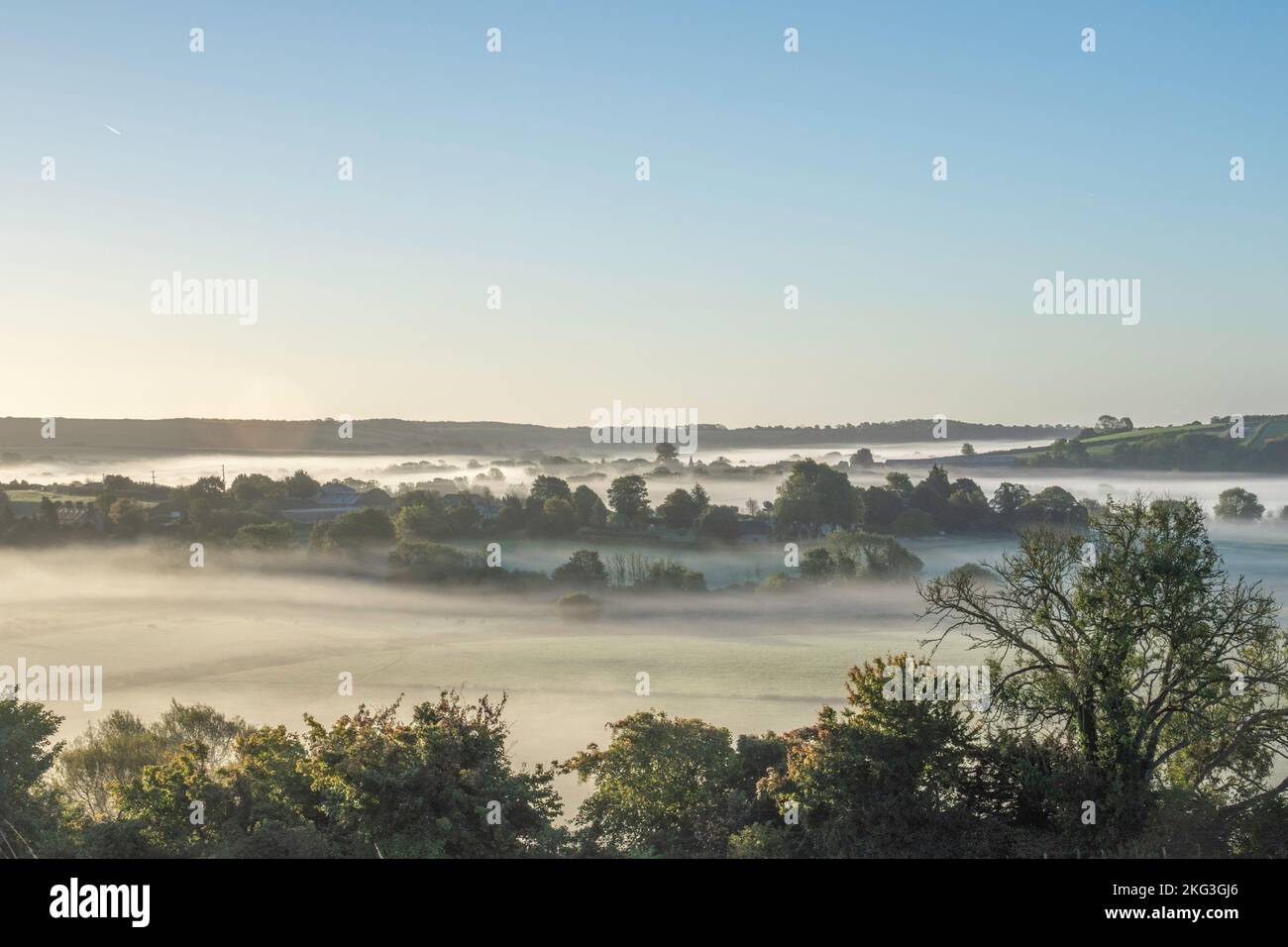 Brume matinale couchée dans la vallée autour de South Stoke près d'Arundel, West Sussex dans le parc national de South Downs. Banque D'Images