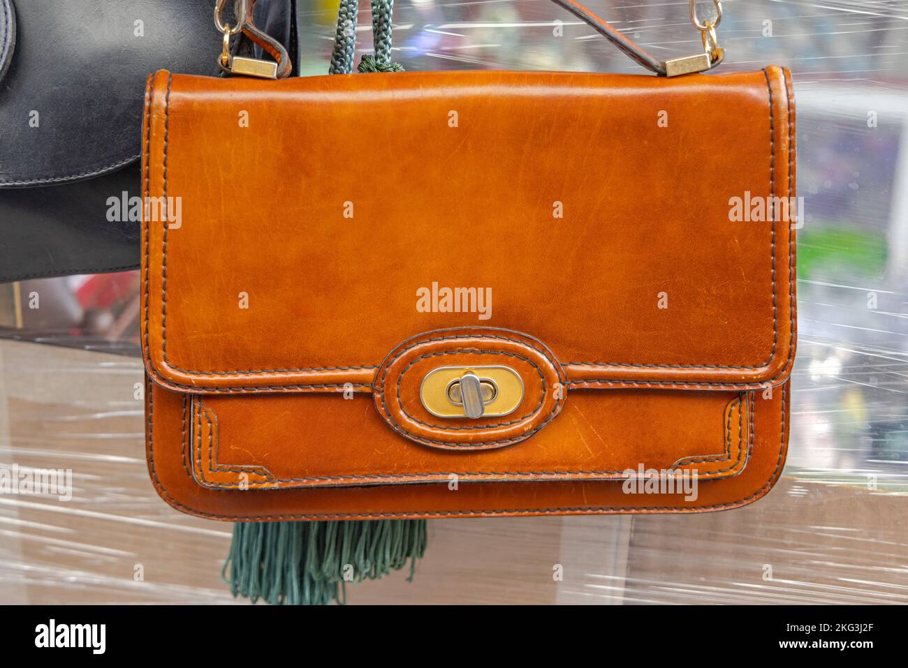 Sac en cuir brun vintage pleine fleur avec double couture Banque D'Images