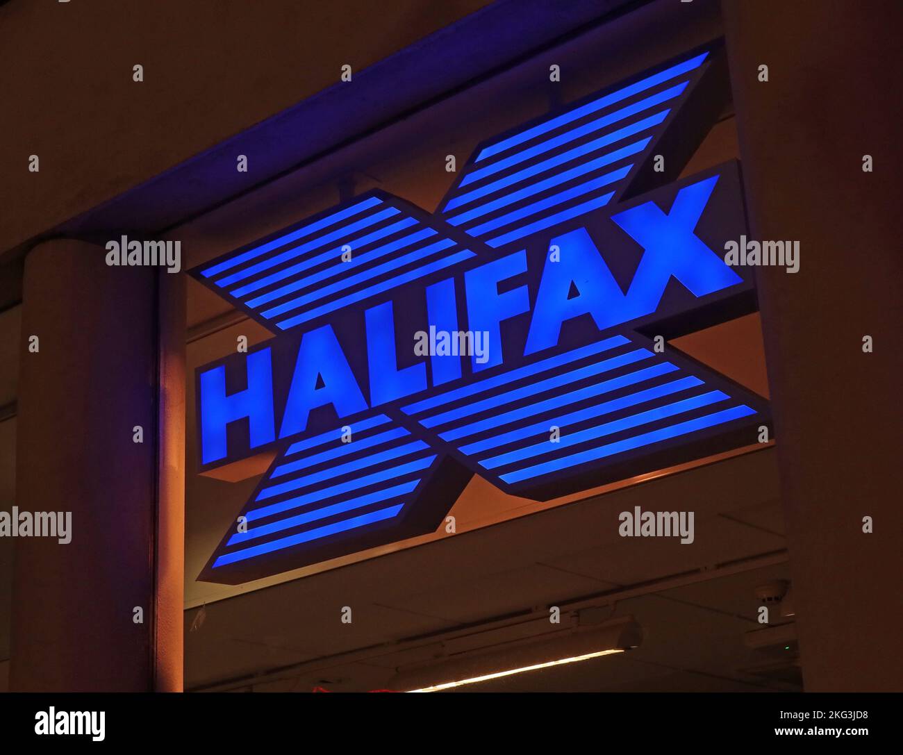 Halifax HBOS PLC - Halifax Bank of Scotland Branch Sign at Night, 10 Buttermarket Street, Warrington, Cheshire, Angleterre, ROYAUME-UNI, WA1 2LG Banque D'Images