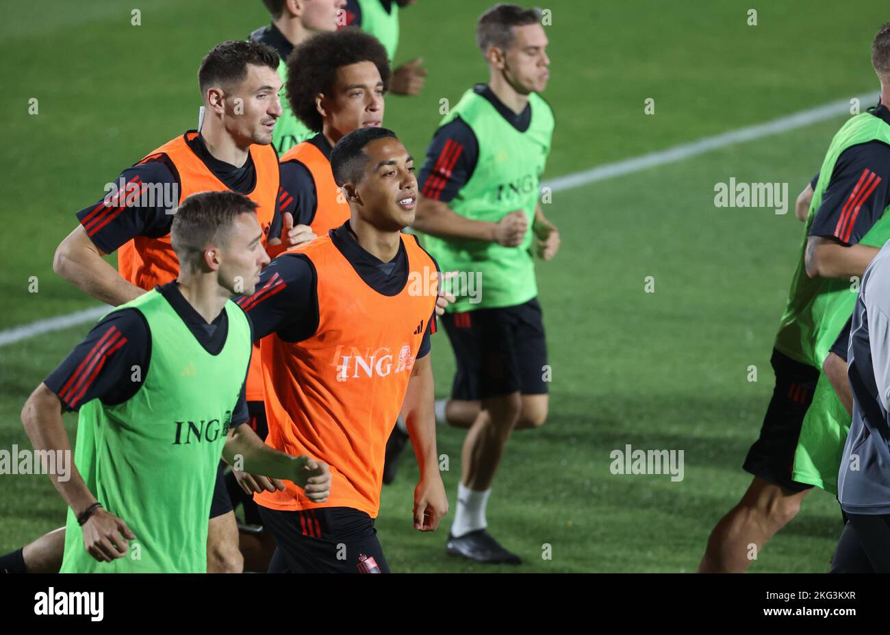 Timothy Castagne en Belgique et Youri Tielemans en Belgique photographiés lors d'une session de formation de l'équipe nationale belge de football les Red Devils, au Hilton Salwa Beach Resort à Abu Samra, État du Qatar, le lundi 21 novembre 2022. Les Red Devils se préparent à la prochaine coupe du monde FIFA 2022 au Qatar. BELGA PHOTO VIRGINIE LEFOUR Banque D'Images