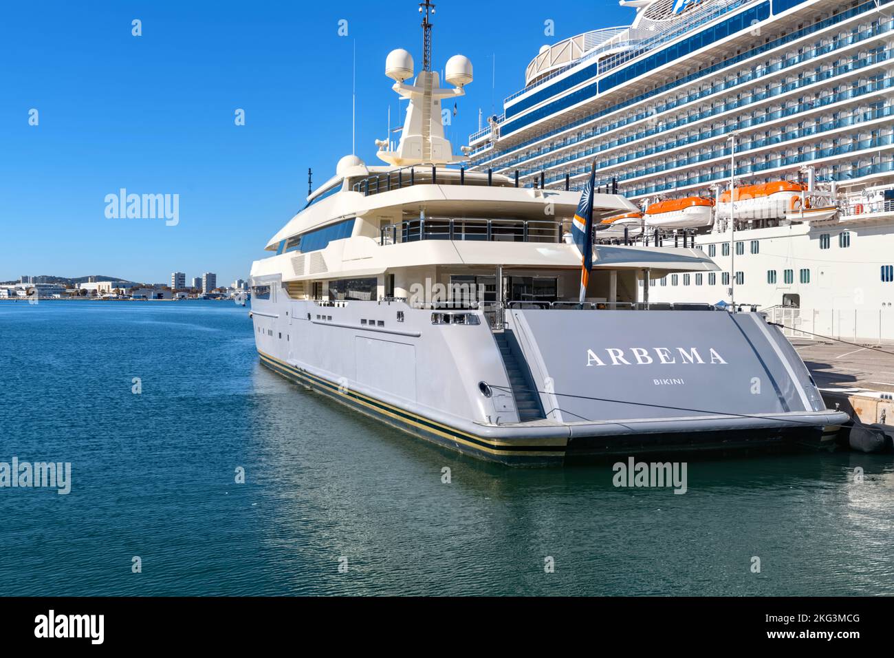 Arbema Superyacht amarré à côté du navire de croisière Regal Princess au port de Toulon, France, novembre 2022 Banque D'Images