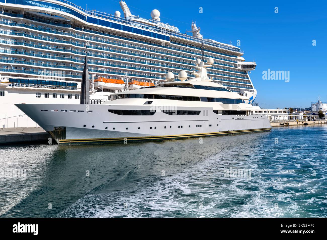 Arbema Superyacht amarré à côté du navire de croisière Regal Princess au port de Toulon, France, novembre 2022 Banque D'Images