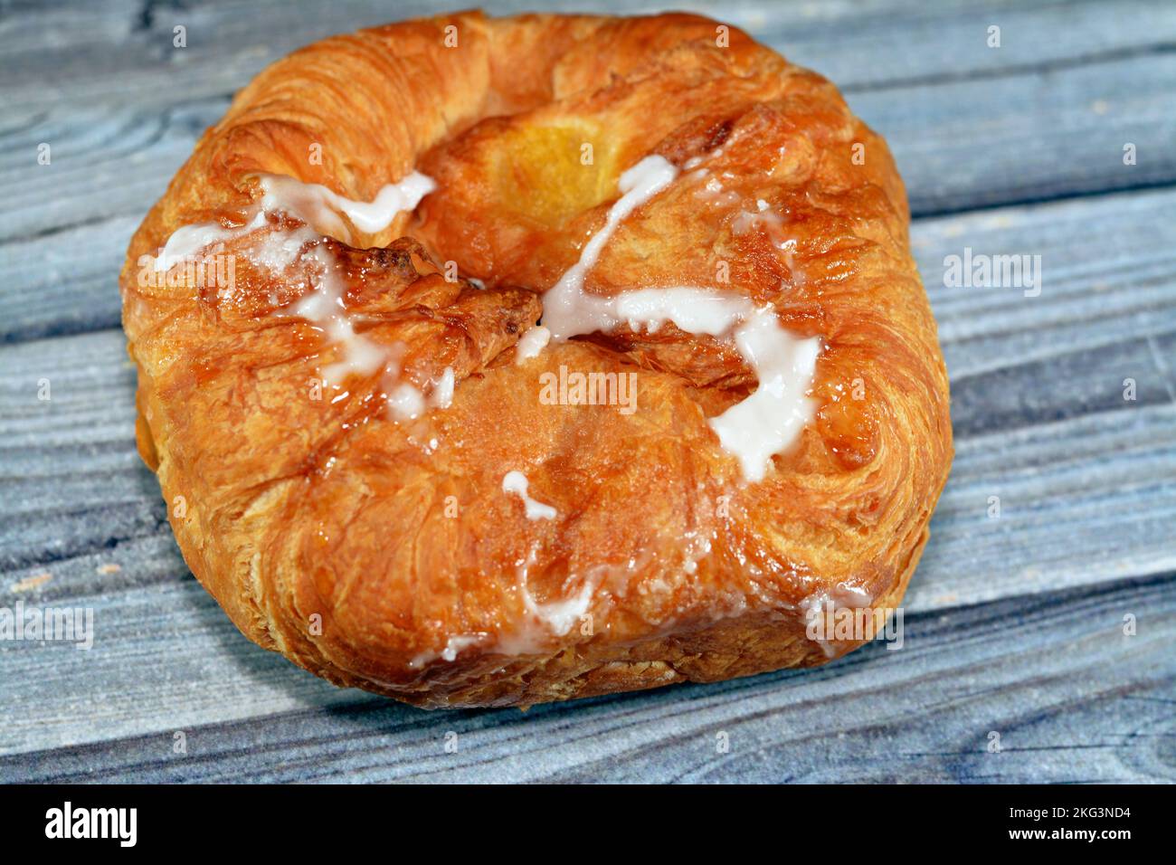 Pâtisserie danoise farcie et recouverte de sucre en poudre et de miel, concentré sélectif de pâte de boulangerie douce cuite au four avec de la farine, du sucre et de la gh Banque D'Images