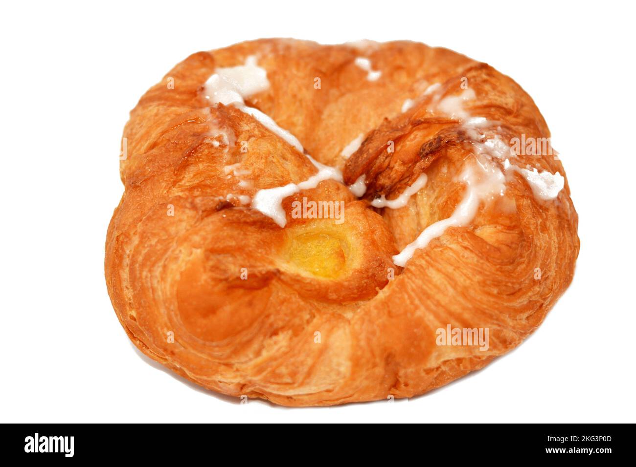 Pâtisserie danoise farcie et recouverte de sucre en poudre et de miel, concentré sélectif de pâte de boulangerie douce cuite au four avec de la farine, du sucre et de la gh Banque D'Images