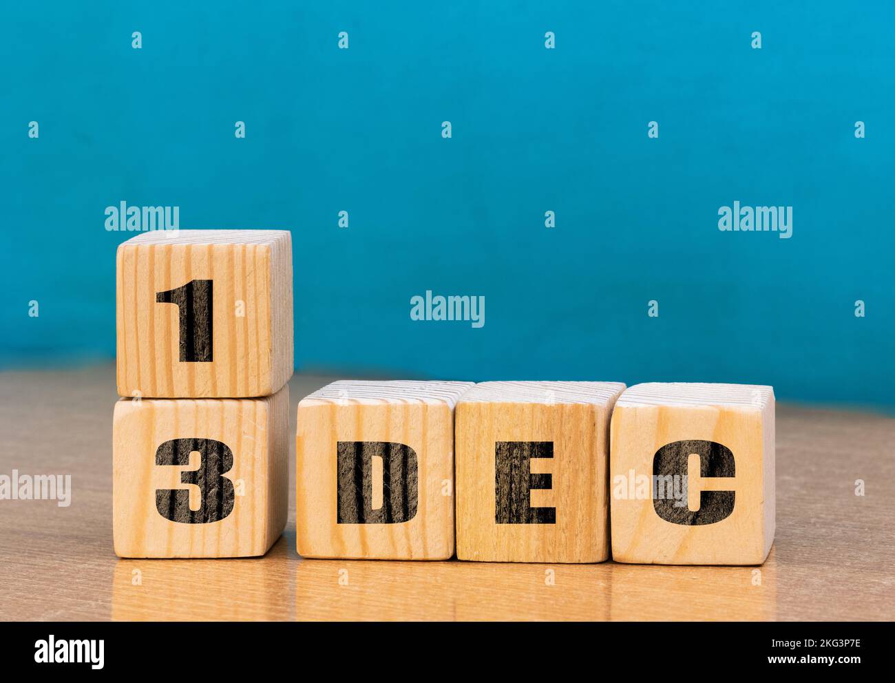 Calendrier en forme de cube pour 13 décembre sur une surface en bois avec espace vide pour le texte, calendrier en forme de cube pour décembre sur fond de bois. Banque D'Images