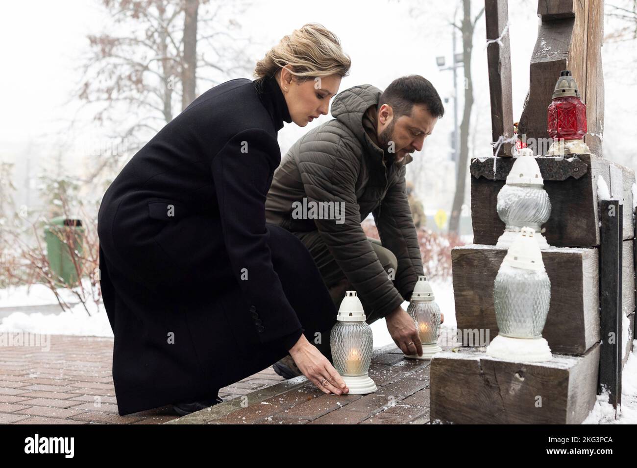 Kiev, Ukraine. 21st novembre 2022. Le président ukrainien Volodymyr Zelenskyy et la première dame Olena Zelenska ont placé une lanterne à l'allée des héros de la centaine céleste en l'honneur des morts dans la Révolution de la dignité, 21 novembre 2022 à Kiev, en Ukraine. Credit: Présidence de l'Ukraine/Bureau de presse présidentiel ukrainien/Alamy Live News Banque D'Images