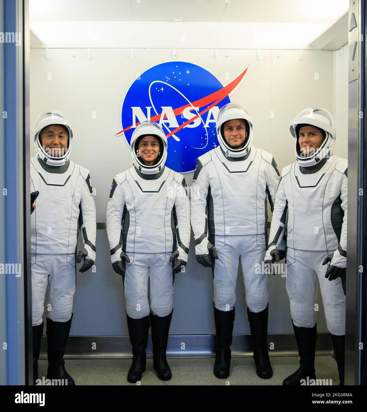 SpaceX Crew-5 combinaison et répétition de la marche. Anna Kikina,  cosmonaute de Roscosmos, est assise dans la salle de réunion de l'équipage  du bâtiment Neil A. Armstrong Operations and Checkout du Kennedy