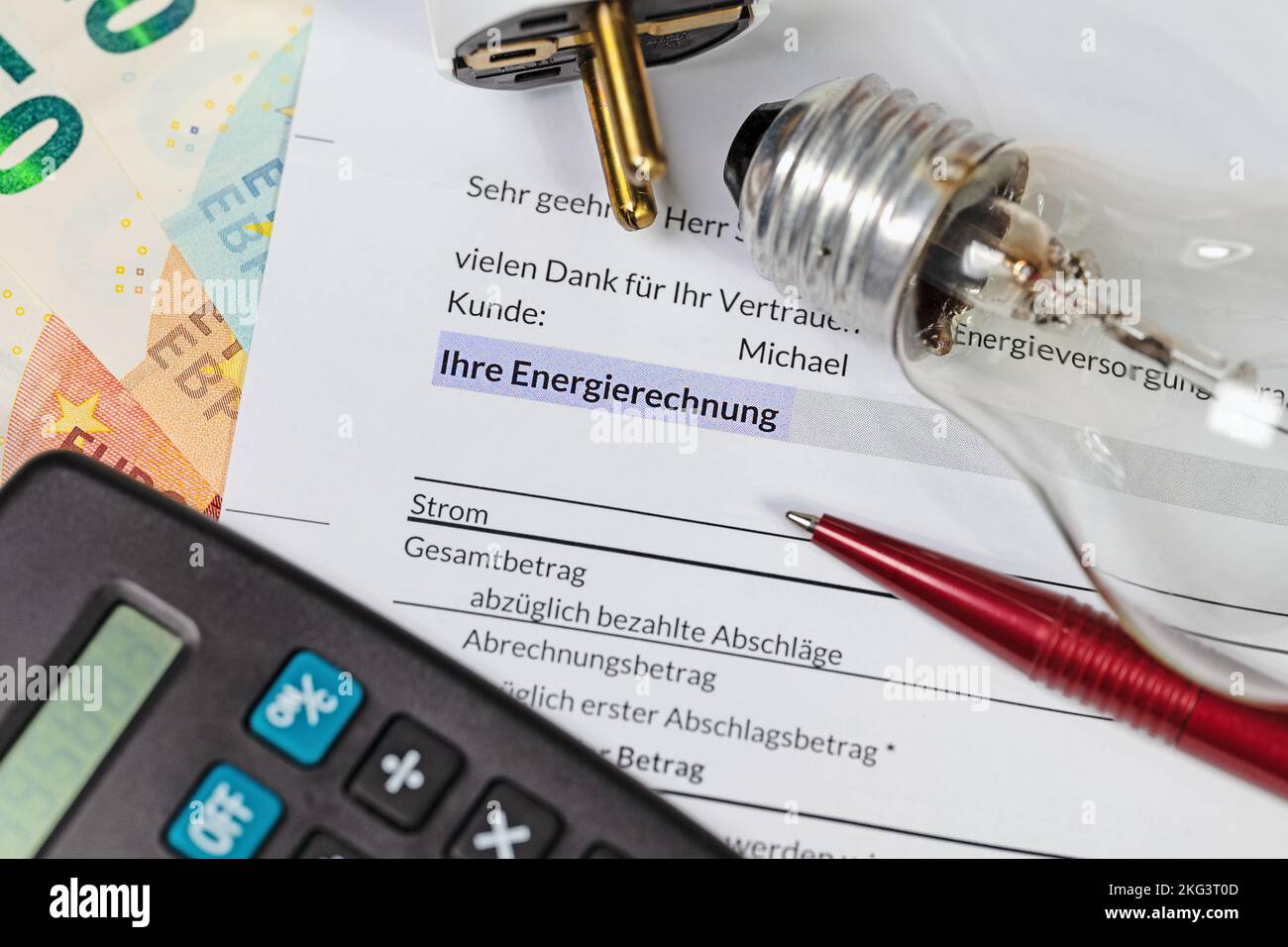 Fiche électrique et ampoule électrique, déclaration annuelle avec le texte « Ihre Energierecnung », traduction « Your Energy bill » Banque D'Images