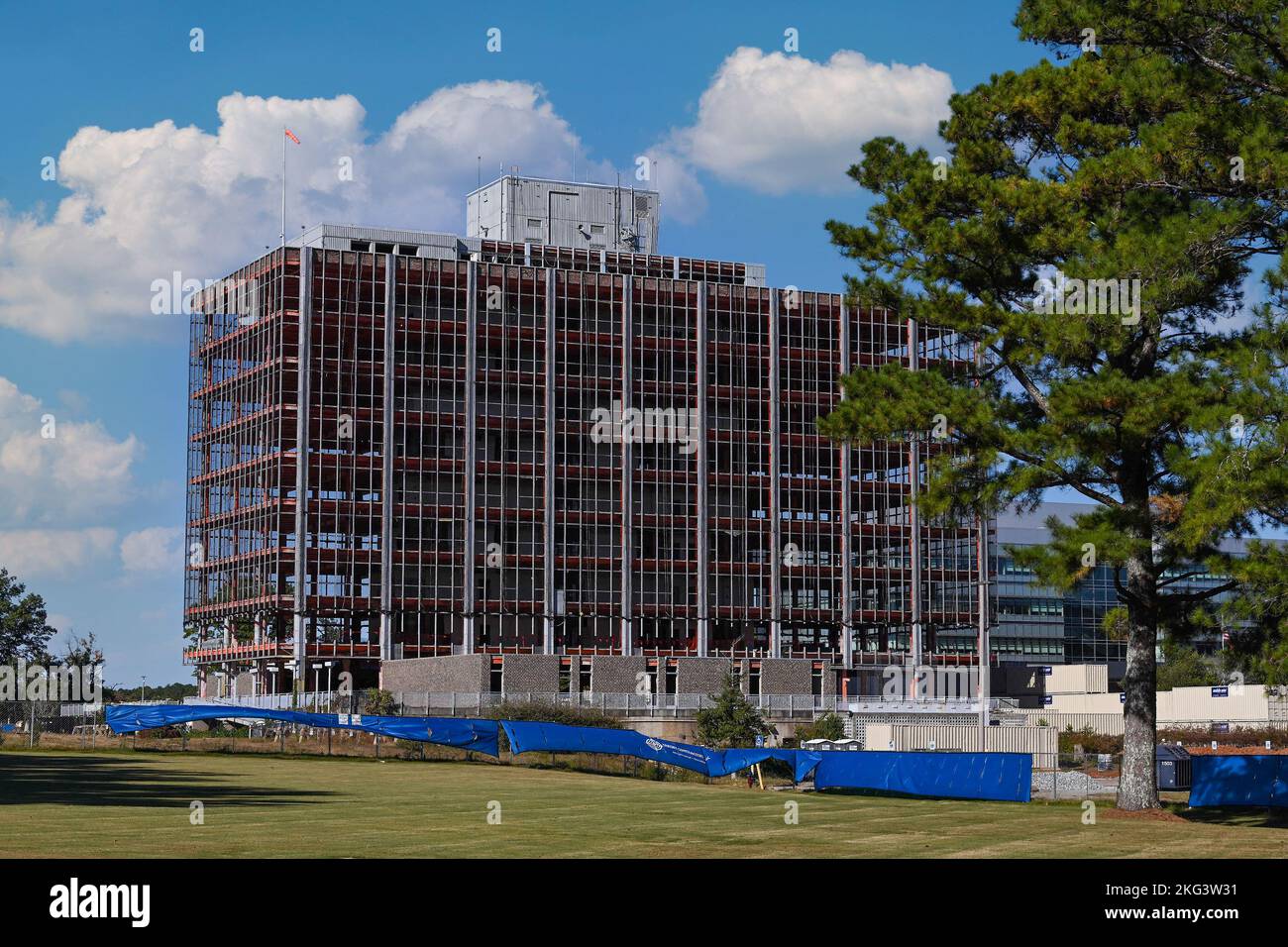 Le bâtiment 4200 du Marshall Space Flight Center de la NASA, ancien quartier général administratif de 1963 à 2020, est prêt pour démolition à l’automne 2022 afin de laisser place à des installations modernes économes en énergie pour les ingénieurs, les scientifiques et le personnel de soutien. Banque D'Images