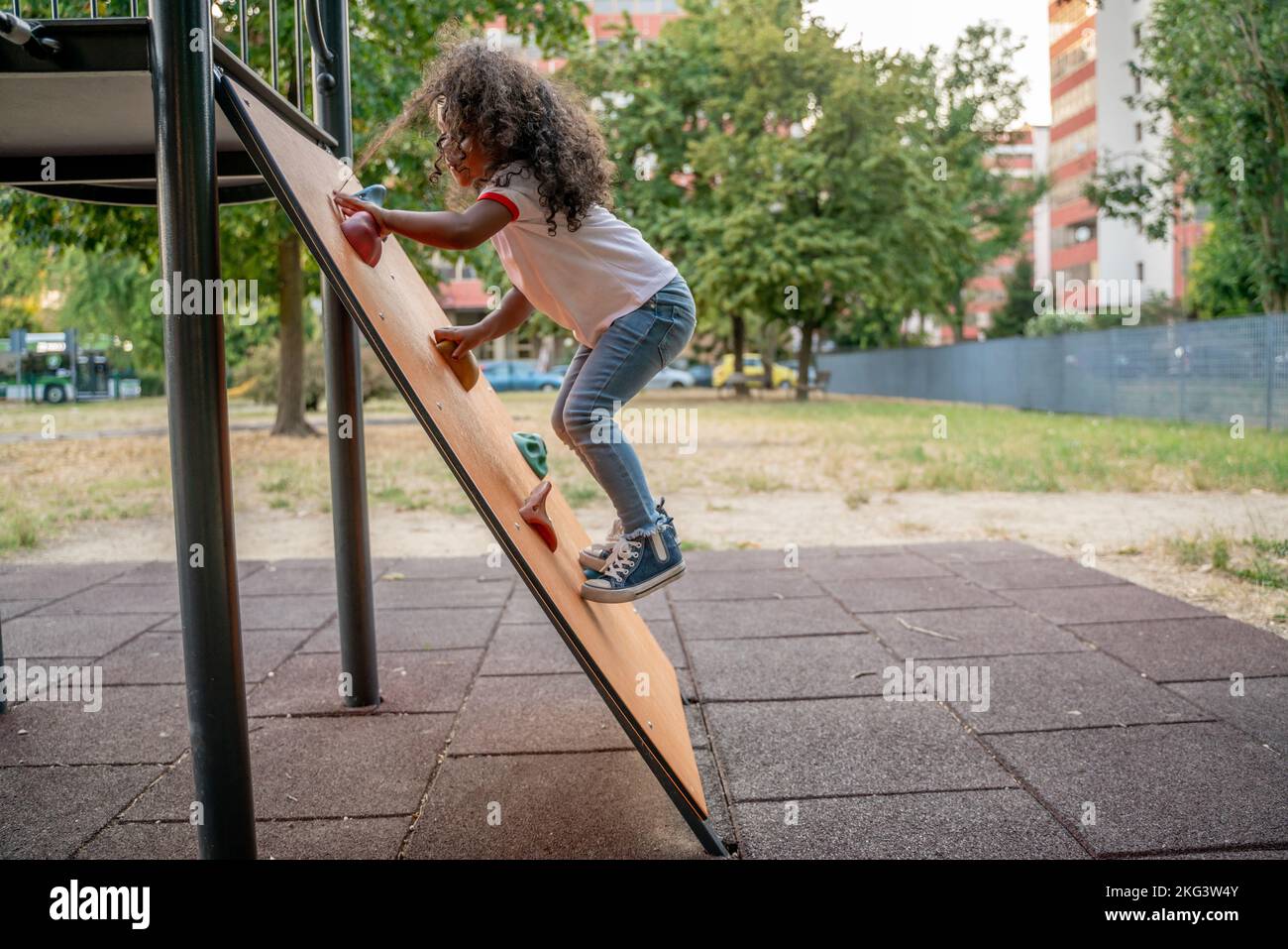 Enfant sportif s'engageant dans une activité de plein air Banque D'Images
