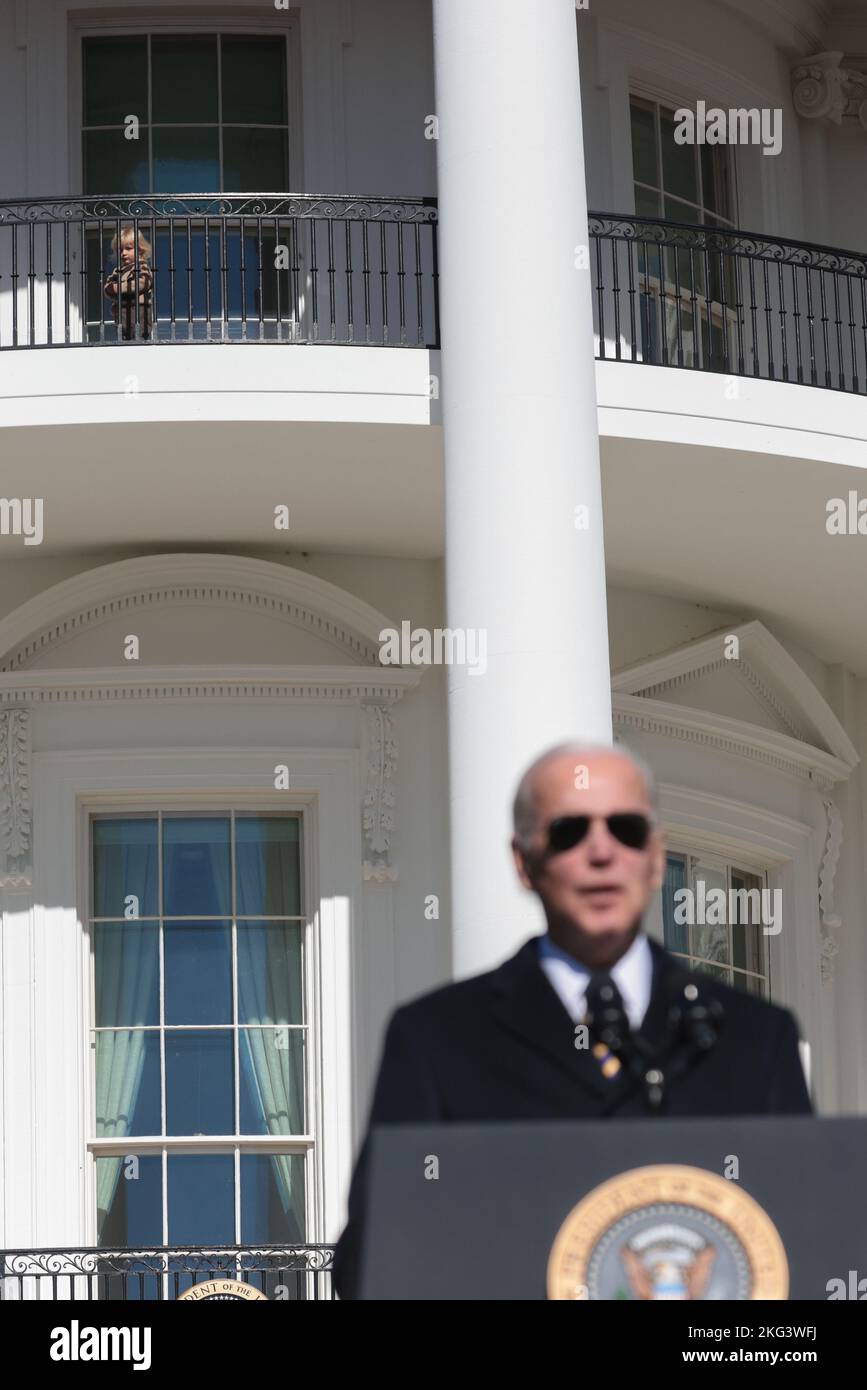 Washington, États-Unis. 21st novembre 2022. Beau Biden Jr regarde depuis le balcon pendant que le président Joe Biden parle lors d'un événement où il pardonnera les dindes de l'action de grâce nationale le lundi 21 novembre 2022, sur la pelouse sud de la Maison Blanche à Washington, DC. Les deux dindes sont de Caroline du Nord et leurs noms sont 'Chocolate' et 'Chip'. Photo d'Oliver Contreras/UPI crédit: UPI/Alay Live News Banque D'Images