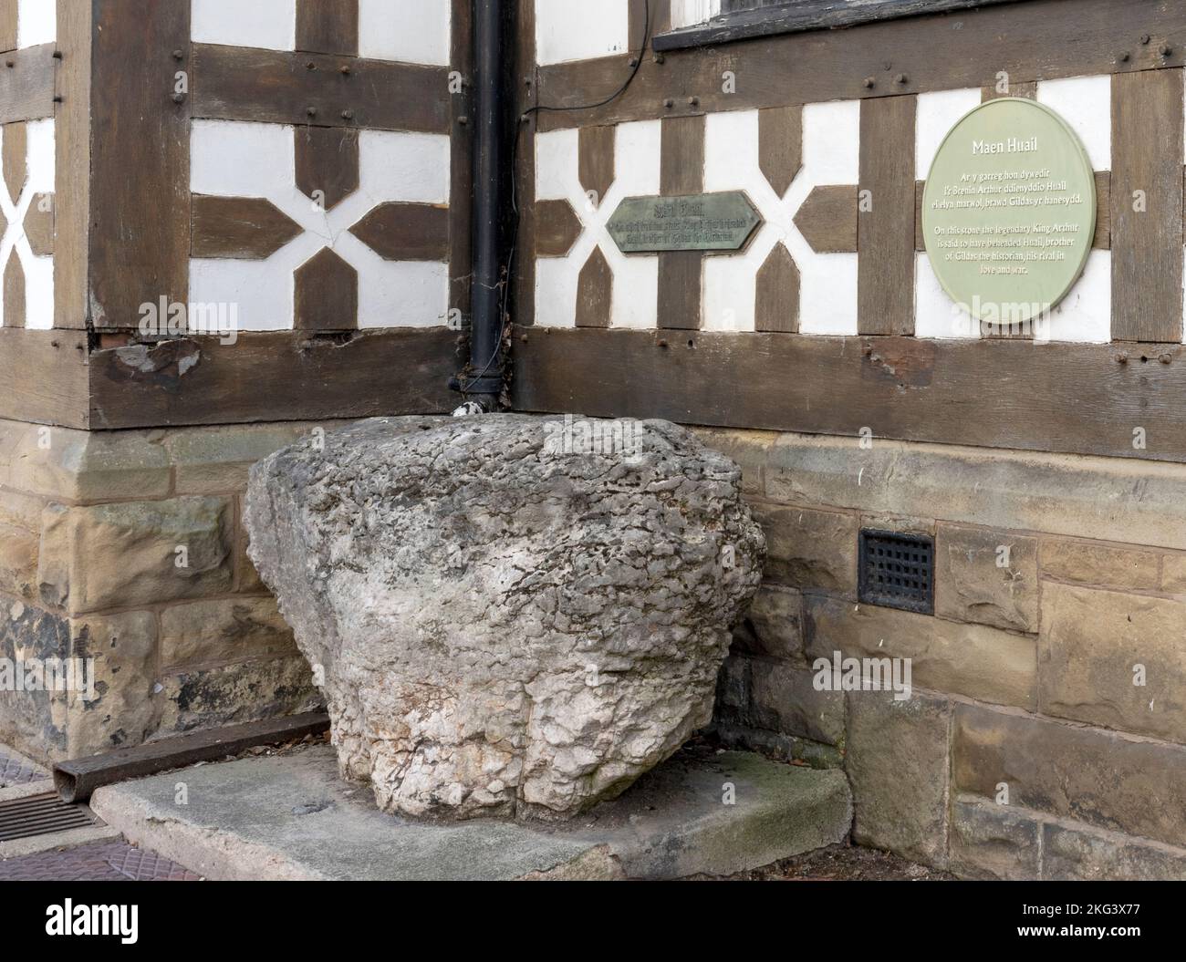 Maen Huail est un bloc de pierre à la place Saint-Pierre dans le centre de Ruthin, Denbighshire, pays de Galles, Royaume-Uni. - Où le roi Artur a décapité Huail Banque D'Images