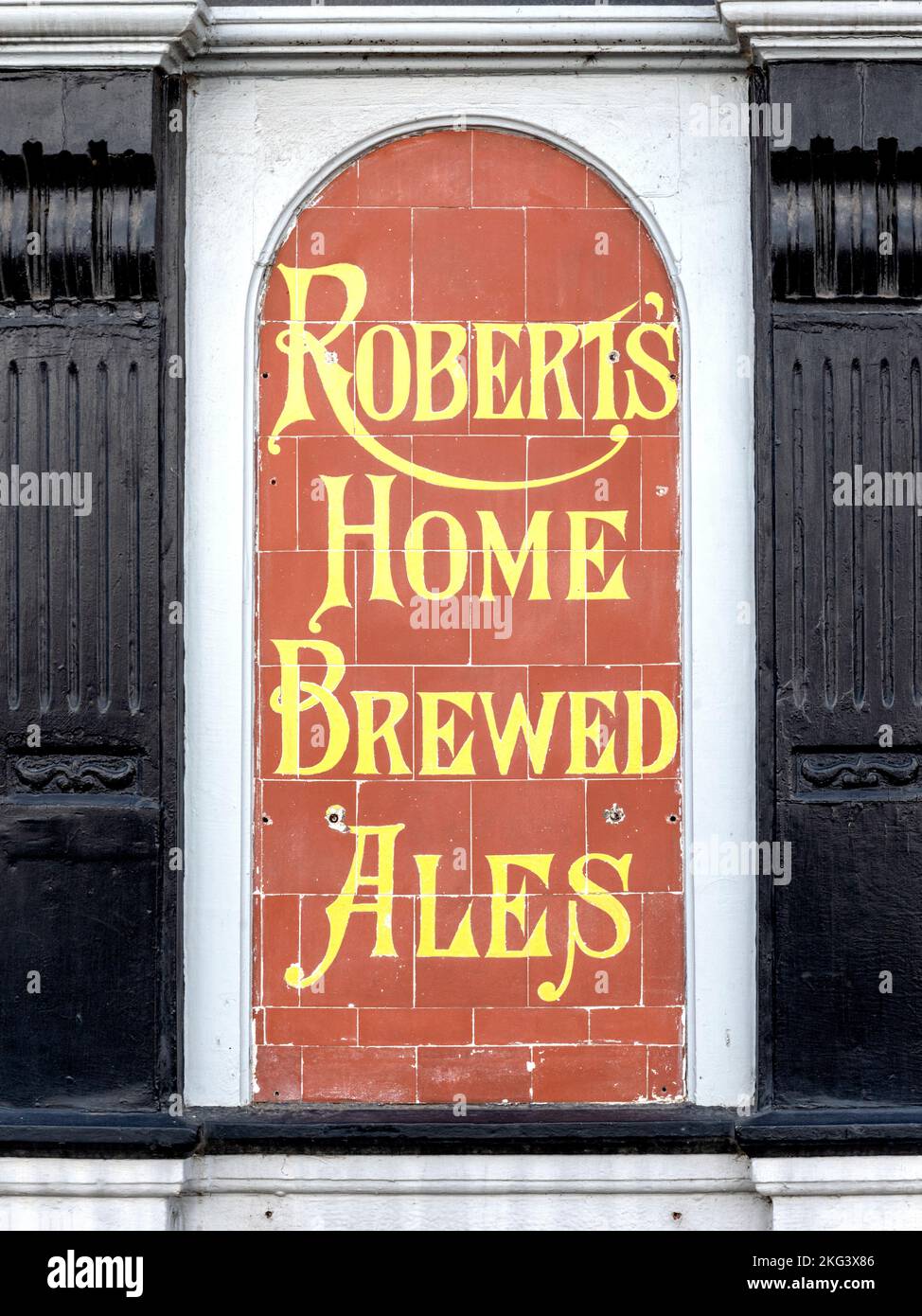 Une publicité en carreaux rouges du XIXe siècle à la maison publique de Corporation Arms pour Roberts Home Brewed Ales, Ruthin, Denbighshire, pays de Galles, Royaume-Uni Banque D'Images