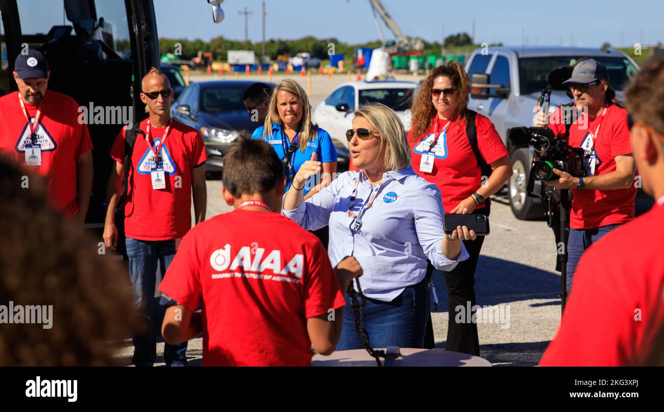 Les étudiants lancent la visite KSC. Leah Martin, au centre, NASA Communications, parle aux étudiants et à leurs chaperons lors d'une visite du Kennedy Space Center de la NASA en Floride, le 6 octobre 2022. Les élèves du collège, des Clubs garçons et filles de la Réserve indienne de Flathead et du lac du Montana, visitent le centre spatial avec les élèves pour lancer le programme. Les étudiants à lancer font participer les étudiants à LA STEM (sciences, technologie, génie et mathématiques) et font connaître les carrières dans le programme spatial. Banque D'Images