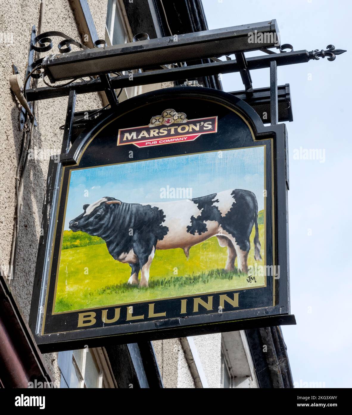 Panneau de pub suspendu traditionnel au Bull Inn - maison publique - Castle Street, Llangollen, Denbighshire, pays de Galles, Royaume-Uni Banque D'Images