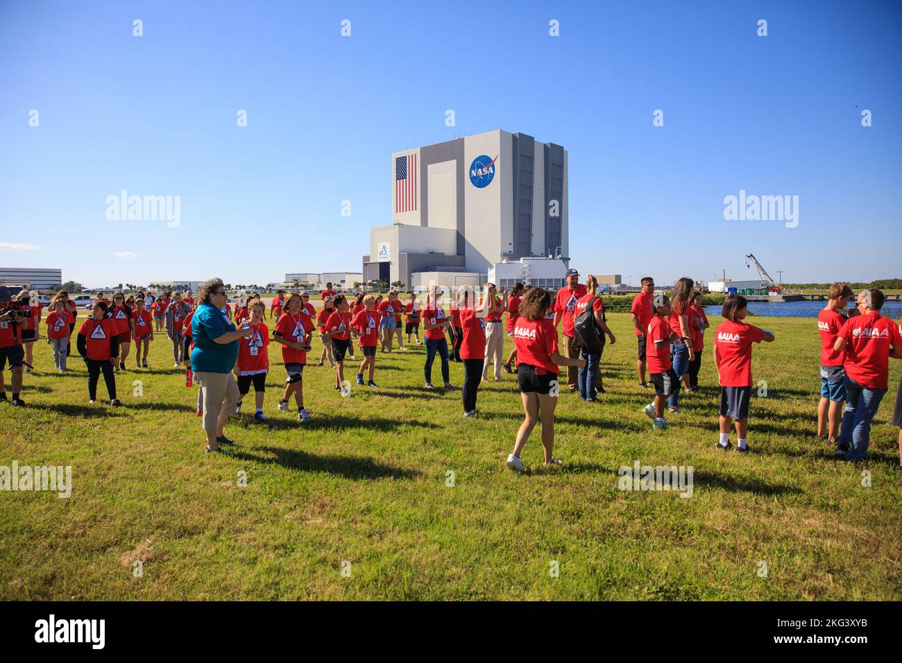 Les étudiants lancent la visite KSC. Un groupe d’étudiants et leurs chaperons ont visité le Kennedy Space Center de la NASA en Floride le 6 octobre 2022. Les élèves du collège, des Clubs garçons et filles de la Réserve indienne Flathead au Montana, visitent le centre spatial en vertu d'une entente sur la loi spatiale avec les élèves pour lancer le programme. Les étudiants à lancer font participer les étudiants à LA STEM (sciences, technologie, génie et mathématiques) et font connaître les carrières dans le programme spatial. Banque D'Images