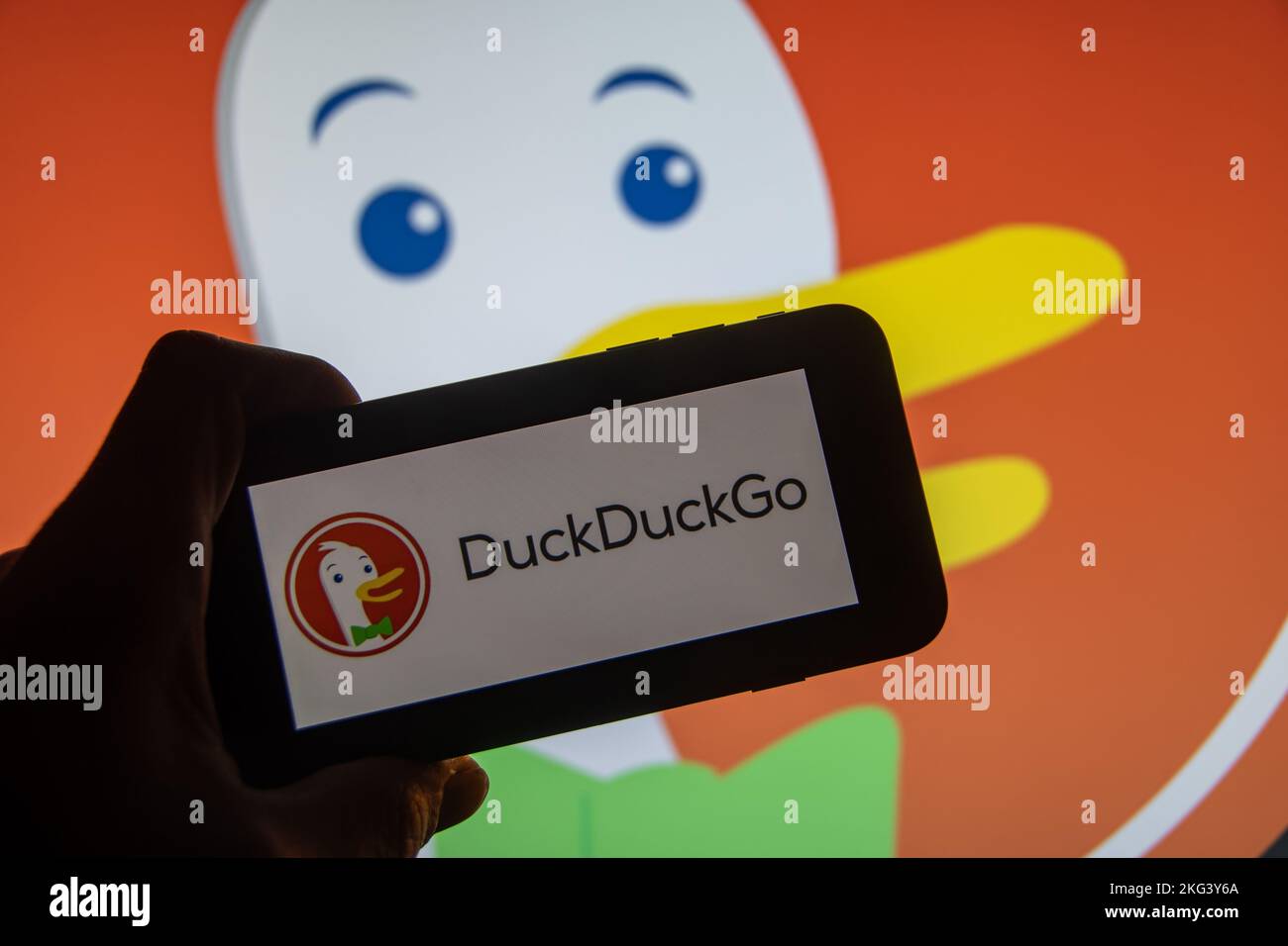 Rheinbach, Allemagne 21 novembre 2022, le logo de la marque du moteur de recherche Internet 'Duckgo' sur l'écran d'un smartphone Banque D'Images