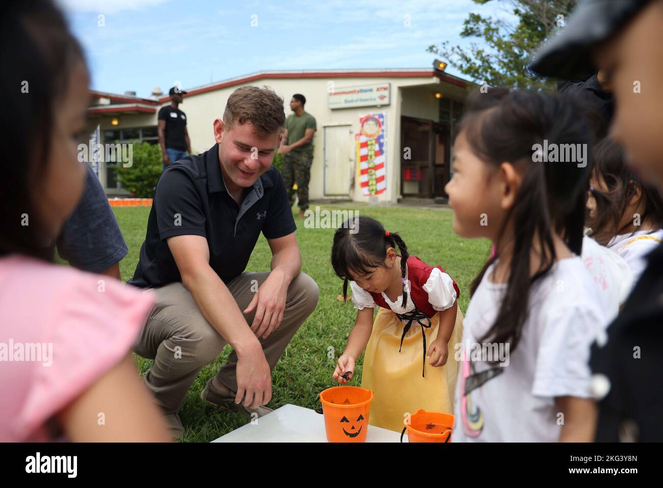 Une marine américaine interagit avec les élèves préscolaires locaux d'Okinawan pendant un match tout en faisant du bénévolat à un carnaval d'Halloween à Camp Hansen, Okinawa, Japon, 28 octobre 2022. Camp Hansen a organisé un événement de carnaval d'Halloween pour plus de 300 étudiants d'Okinawa afin de découvrir les traditions américaines de vacances. Camp Hansen accueille cet événement depuis plus de 10 ans, contribuant à développer et à approfondir les relations internationales. Banque D'Images