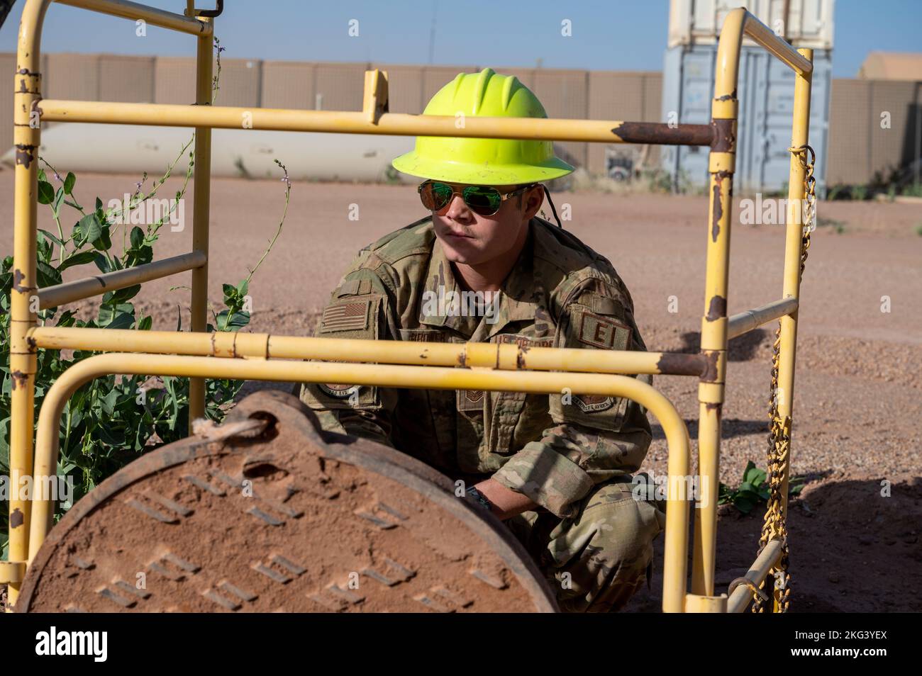 Sergent d'état-major Colton Brower, 435th Air Expeditionary Wing, Engineering installation, technicien en câble, prépare un trou d'homme pour un exercice de sauvetage en espace confiné, à la base aérienne 201, Niger, le 28 octobre 2022. L'exercice de formation a aiguisé les compétences des pompiers en recherche et sauvetage en simulant un scénario d'urgence non conventionnel, qui impliquait le sauvetage et le rétablissement d'une victime piégée dans un espace confiné. Banque D'Images