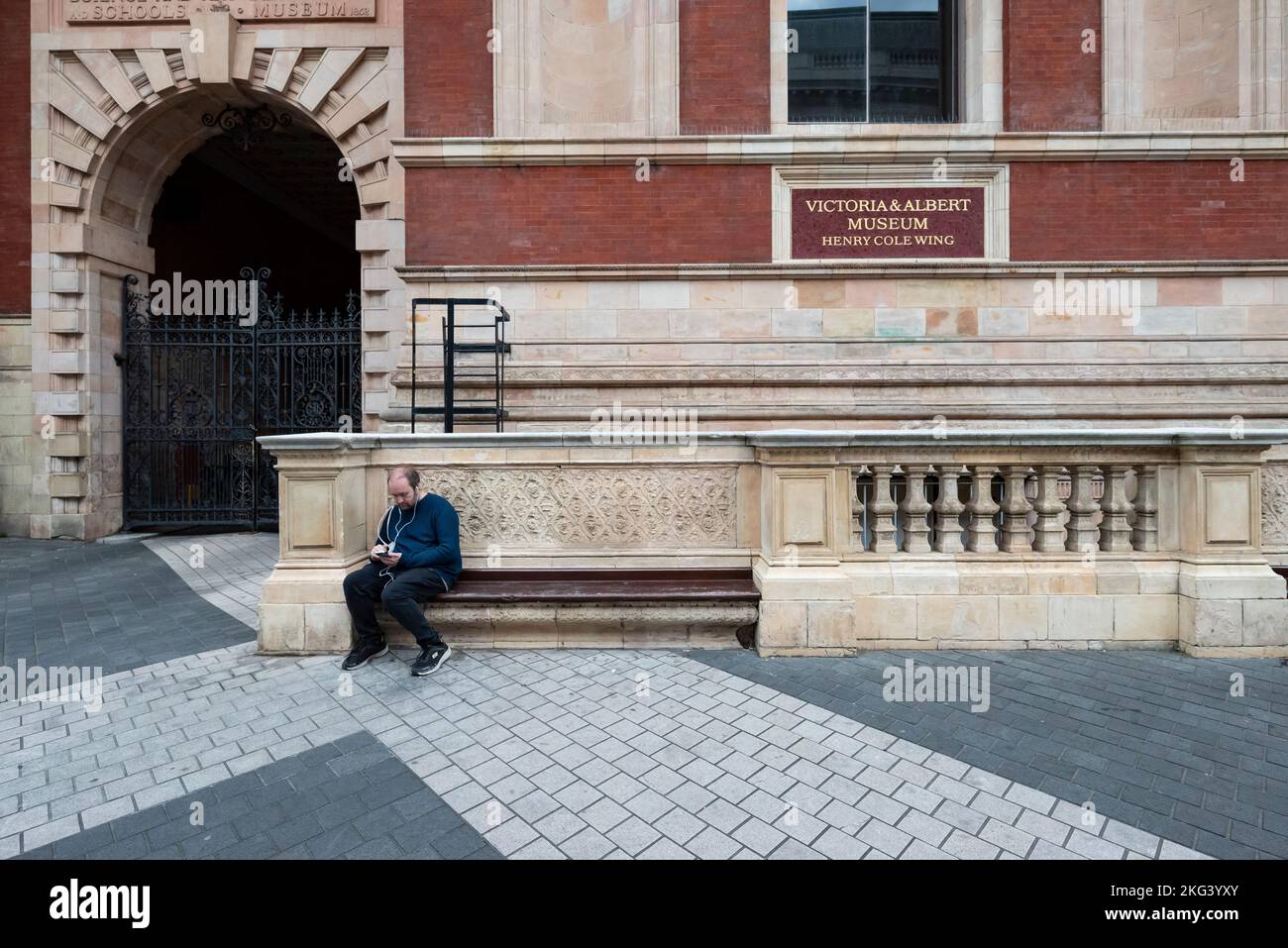 Homme utilisant un smartphone devant Vic et Albert Museum Banque D'Images