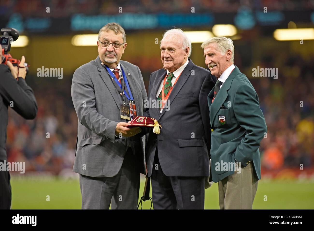 Terry Medwin (au milieu) et Cliff Jones (à droite) qui étaient tous deux membres de l’équipe de coupe du monde du pays de Galles en 1958. Photo du 11th octobre 2018 prise en tête de l'International friendly entre le pays de Galles et l'Espagne au Stade National du pays de Galles à Cardiff. Terry Medwin (Centre) du pays de Galles reçoit une casquette d'or du président de la FAW Kieran O'Connor (L) aux côtés de Cliff Jones (R) lors du match international amical entre le pays de Galles et l'Espagne au stade de la Principauté. Banque D'Images