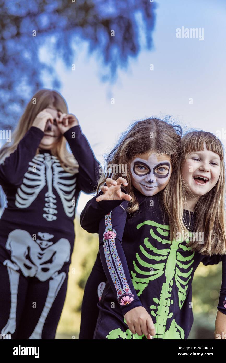Les enfants célèbrent une fête de costume d'Halloween dans le jardin arrière Banque D'Images