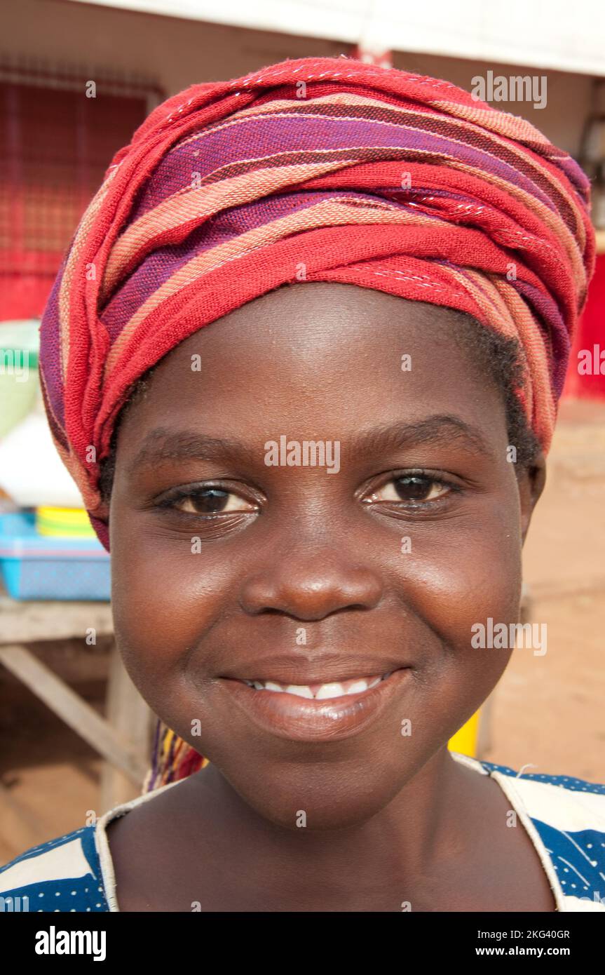 Jeune femme attrayante avec robe de tête frappante, Rural Atacora, Bénin Banque D'Images