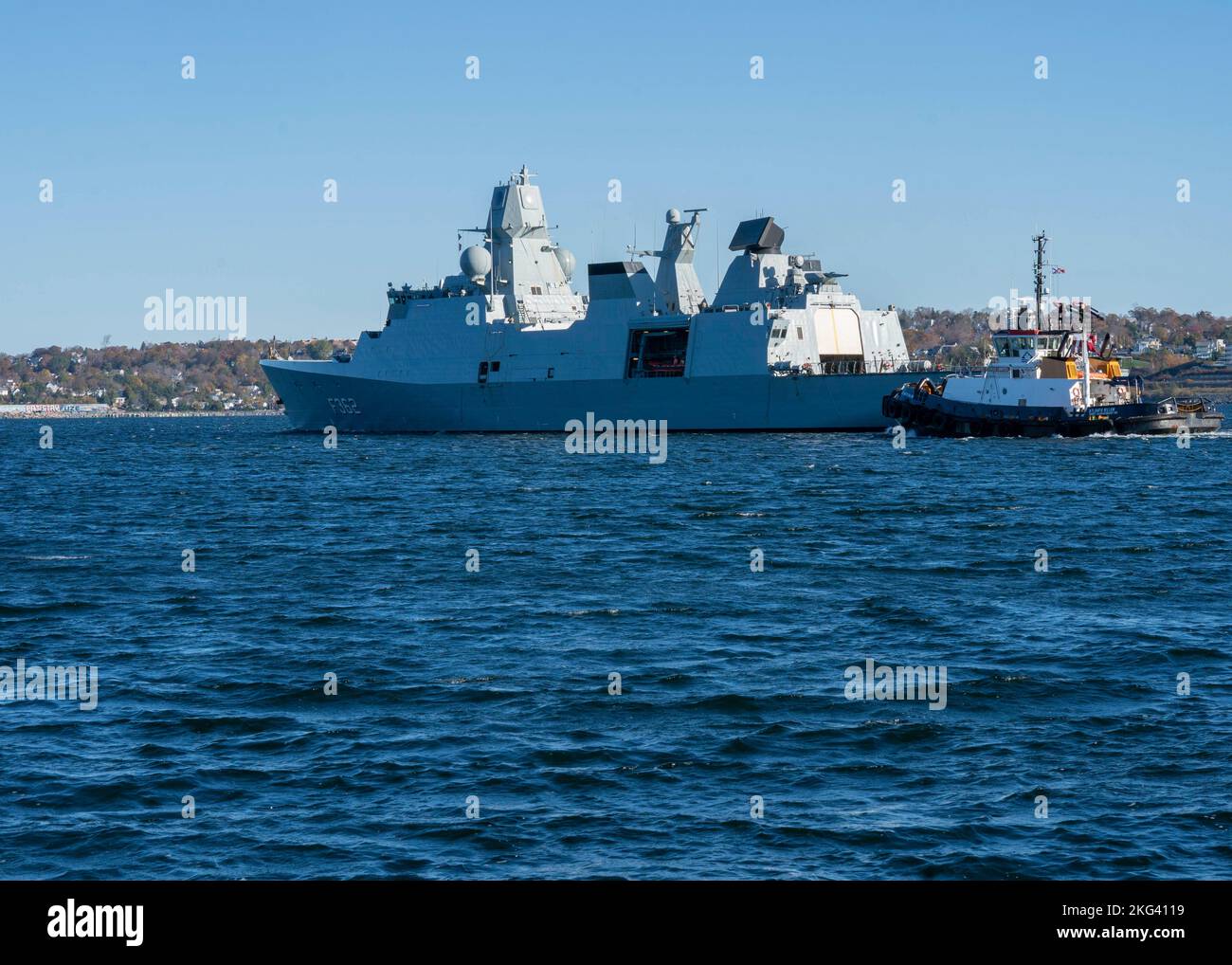 HALIFAX (Nouvelle-Écosse) (oct 28, 2022) – la frégate de classe Huitfeldt de la Royal Danish Navy HDMS Peter Willemoes (F362), qui fait partie du groupe de grève des transporteurs USS Gerald R. Ford (GRFCSG), arrive dans le port de Halifax pour une visite au port, le 28 octobre. Le GRFCSG en est à son premier déploiement et a mené des opérations et des exercices maritimes multinationaux dans l'océan Atlantique avec les alliés de l'OTAN. Banque D'Images