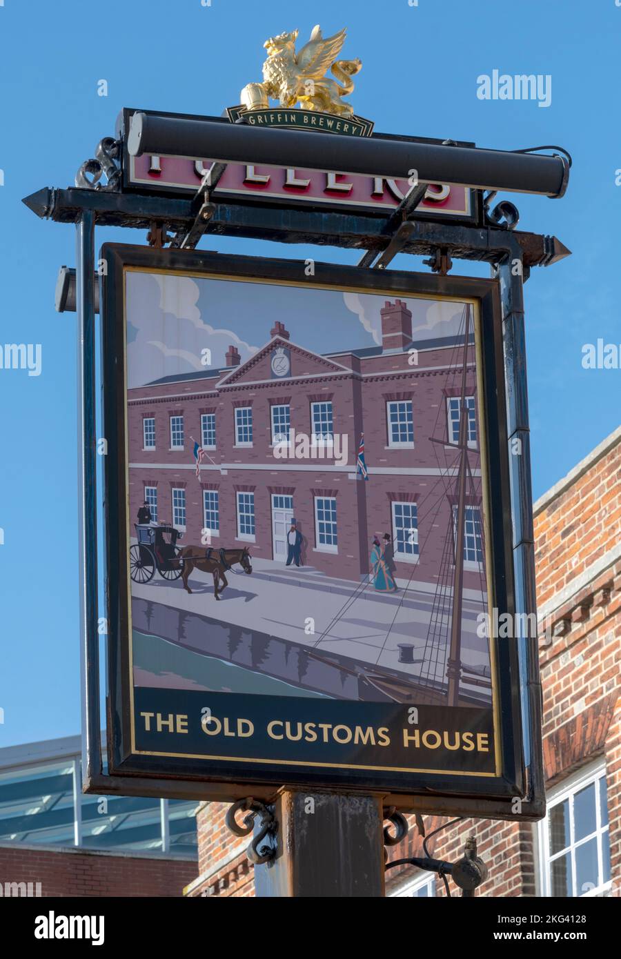 Panneau de pub suspendu traditionnel à la maison publique Old Customs House - a Fullers pub - Gunwharf Quays, Portsmouth, Hampshire, Angleterre, Royaume-Uni Banque D'Images