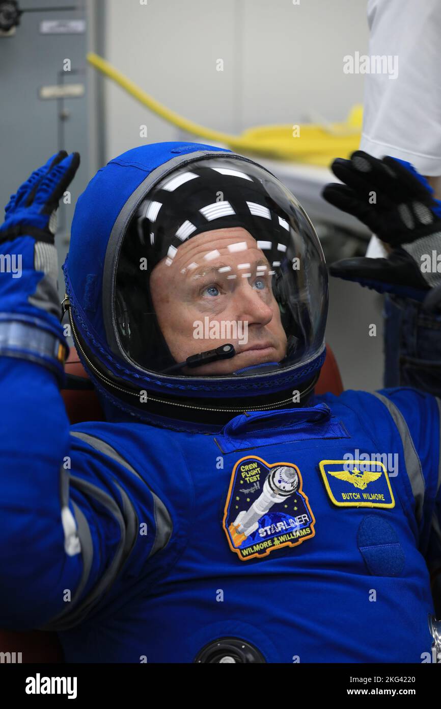 Formation des équipages Boeing. L’astronaute de la NASA Barry « Butch » Wilmore, commandant du Boeing Crew Flight Test (CFT), vérifie son casque lors d’un test de validation d’équipage dans les quartiers des astronautes du Kennedy Space Center de la NASA en Floride le 18 octobre 2022. Wilmore, avec l'aide de l'équipe Boeing, les astronautes de la NASA Simi Williams, pilote CFT, et Mike Fincke, pilote d'essai de l'engin spatial de secours CFT, ont réussi l'essai de validation au cours duquel ils ont adapté et testé le module d'équipage pressurisé pour s'assurer de l'ajustement du siège, de la fonctionnalité de l'équipement, de la température de l'habitacle, du système audio, et le jour du lancement Banque D'Images