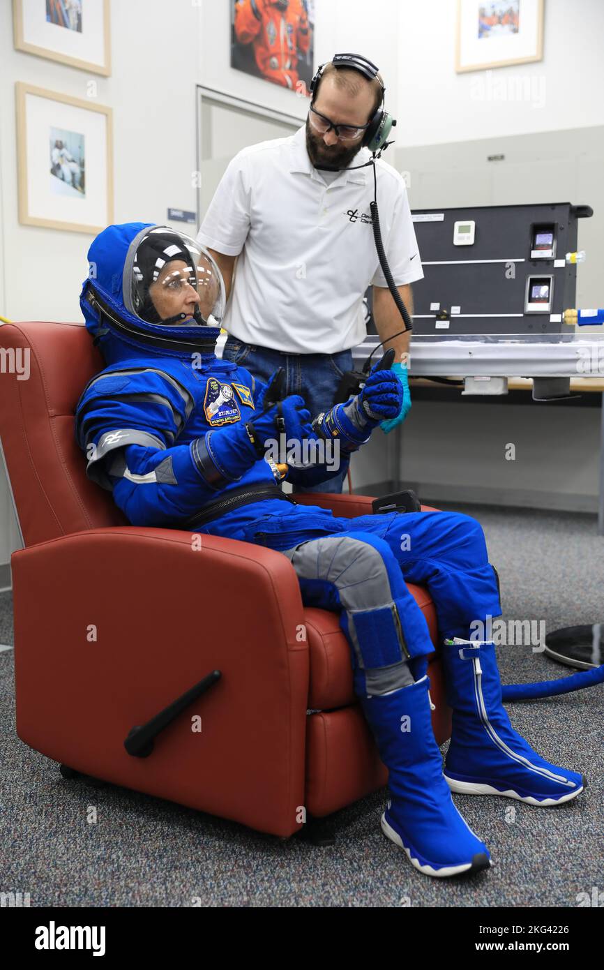 Formation des équipages Boeing. L’astronaute Suni Williams de la NASA, pilote de l’épreuve de vol d’équipage de Boeing (CFT), vérifie son vaisseau spatial et son casque lors d’un essai de validation d’équipage dans les quartiers d’équipage des astronautes du Kennedy Space Center de la NASA en Floride, le 18 octobre 2022. Williams, avec les astronautes de la NASA Barry « Butch » Wilmore, commandant de CFT, Et Mike Fincke, pilote d'essai CFT de l'engin spatial de secours, avec l'aide de l'équipe Boeing, a réussi l'essai de validation au cours duquel ils ont adapté et testé le module d'équipage pressurisé pour s'assurer de l'ajustement du siège, de la fonctionnalité de l'équipement, de la température de l'habitacle et du système audio Banque D'Images