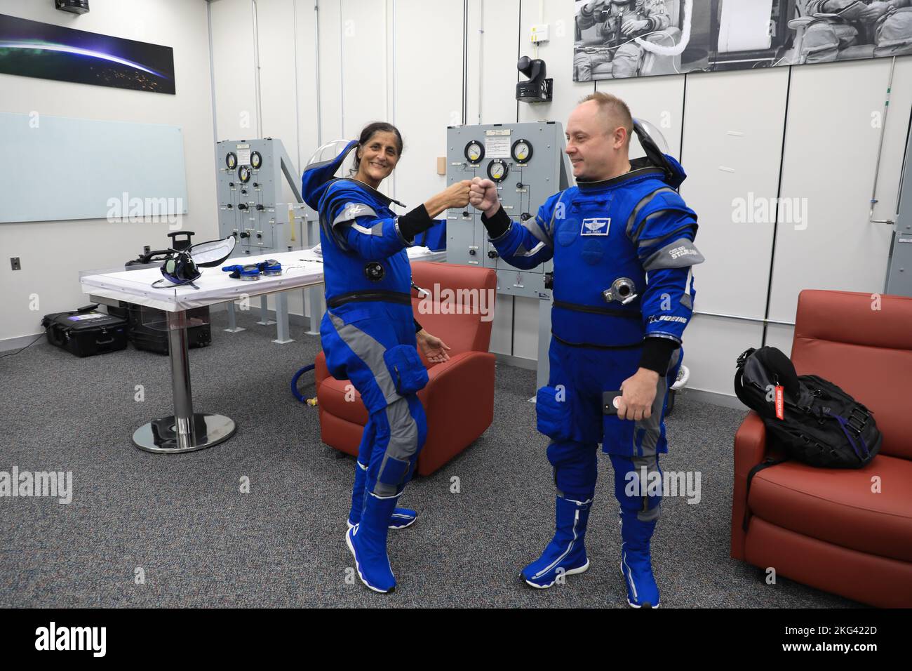 Formation des équipages Boeing. De gauche à droite, l’astronaute Suni Williams de la NASA, le pilote d’essais en vol de l’équipage de Boeing (CFT) et Mike Fincke, pilote d’essais de l’engin spatial de secours de la CFT, font un choc lors d’un essai de validation de l’équipage dans les quartiers d’équipage des astronautes du Kennedy Space Center de la NASA en Floride, le 18 octobre 2022. Williams et Fincke, ainsi que Barry “Butch” Wilmore, commandant du CFT, avec l’aide de l’équipe Boeing, ont réussi le test de validation au cours duquel ils ont adapté et testé le module d’équipage pressurisé pour s’assurer de l’ajustement du siège, de la fonctionnalité de la combinaison, de la température de l’habitacle, du système audio et du jour de lau Banque D'Images