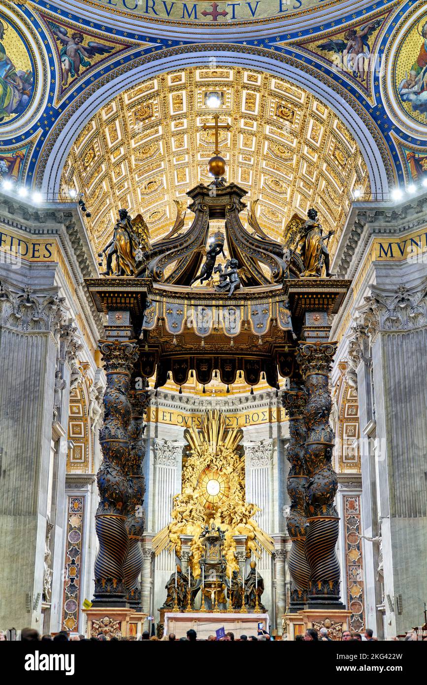 Rome Lazio Italie. Basilique Saint-Pierre sur la place Saint-Pierre. L'autel avec baldacchino de Bernini Banque D'Images