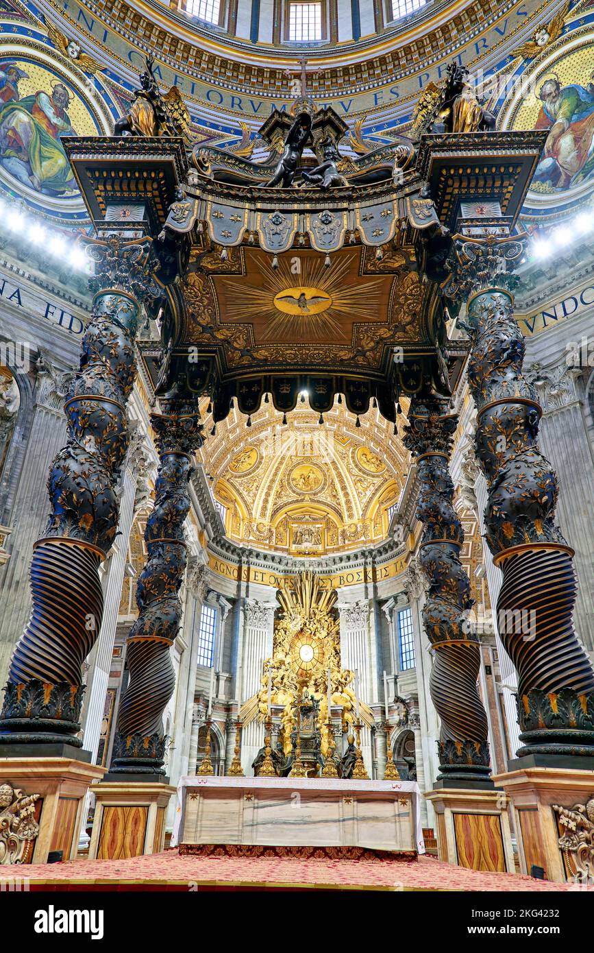 Rome Lazio Italie. Basilique Saint-Pierre sur la place Saint-Pierre. L'autel avec baldacchino de Bernini Banque D'Images